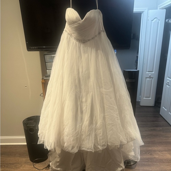 Size 22 wedding ball gown. Perfect condition comes with matching veil and tiara - Picture 6 of 8
